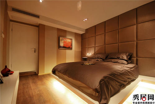 深咖啡色软包床头墙装饰的卧室效果图