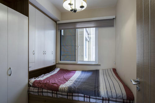 超小房间怎么设计 6平米迷你型卧室做榻榻米床连衣柜一体效果图